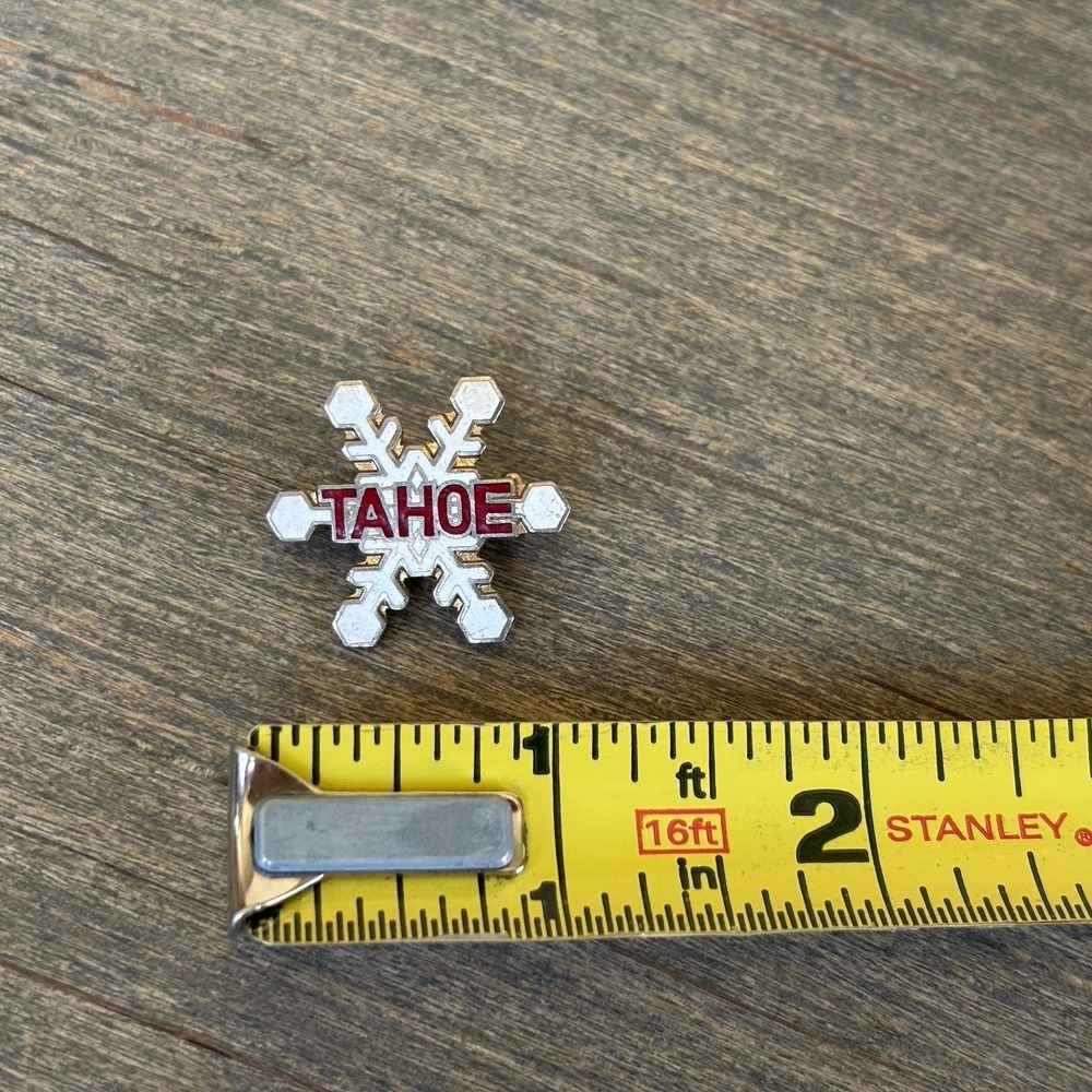 Vintage Lake Tahoe White, Gold & Red Metal Snowflake Lapel Brooch Clothing Pin - Picture 3 of 8